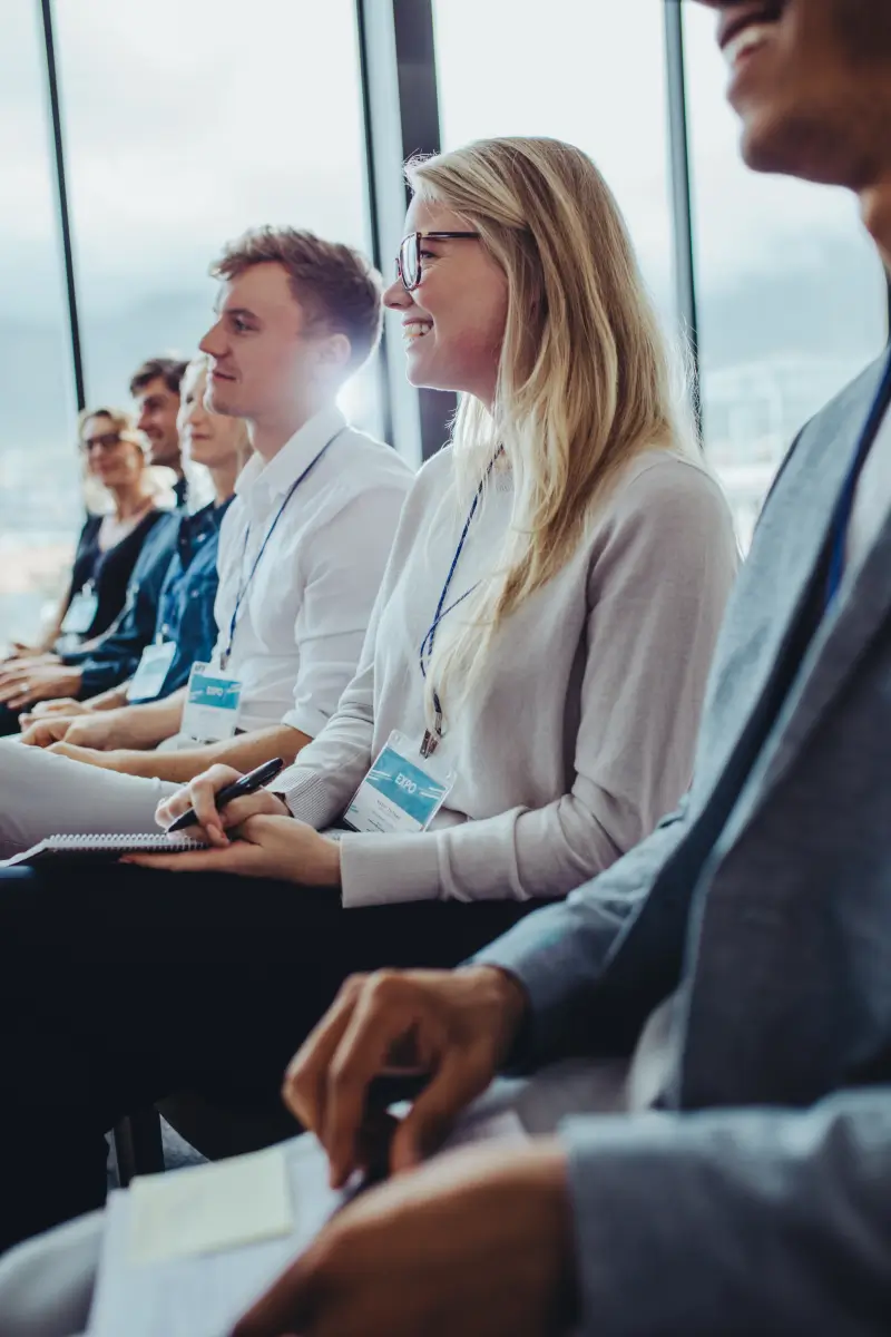 Groupe de personnes en formation, échangeant et partageant leurs expériences.